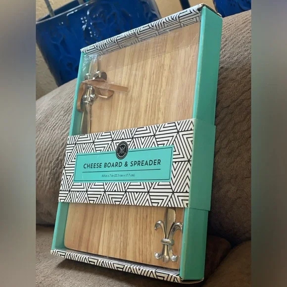 Wood Cheese Board & Spreader (8.8 x 7 in) - Picture 6 of 12